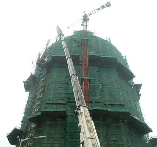 图们吊车在工地上作业